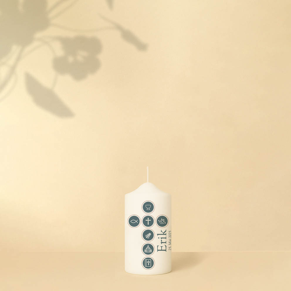 Taufkerze in Flieder oder Petrol mit Kreuz aus sieben Symbolkreisen, Name und Datum – personalisiert und in zwei Größen erhältlich.