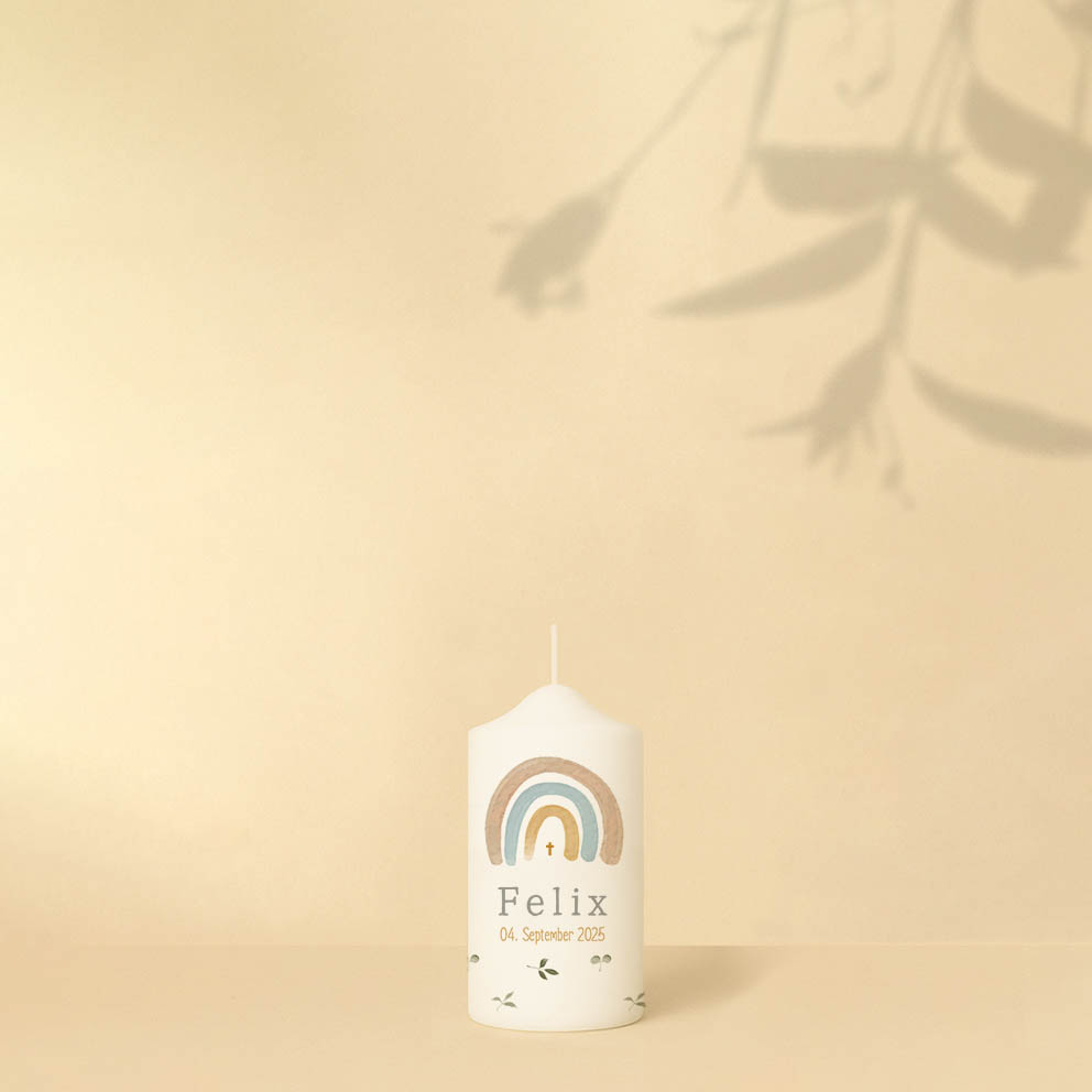 Taufkerze mit Regenbogen, Kreuz, Name, Datum, Blattmuster und Bibelzitat mit Gans – personalisiert und in zwei Größen erhältlich.