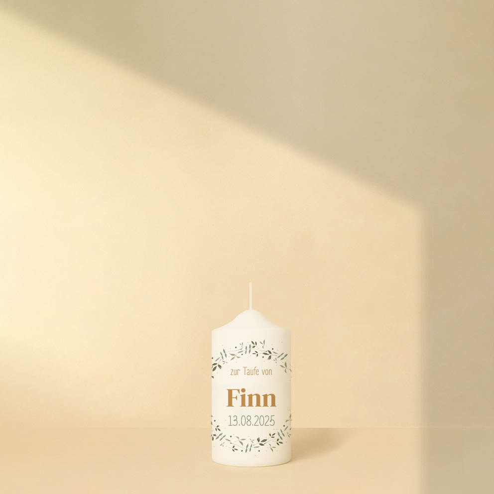 Taufkerze mit Blattring, Namen, Datum und Text oberhalb der Illustration – personalisiert und in zwei Größen erhältlich.