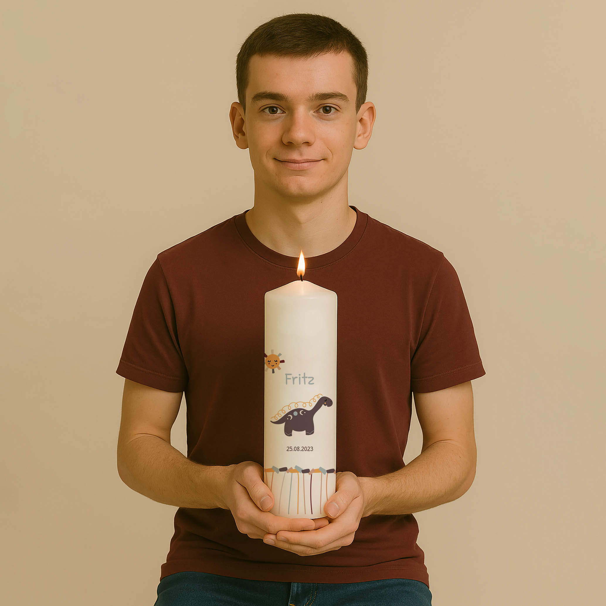 Taufkerze mit Dinosaurier, Sonne, Name, Datum und farbenfrohem Streifenmuster – personalisiert und in zwei Größen erhältlich.