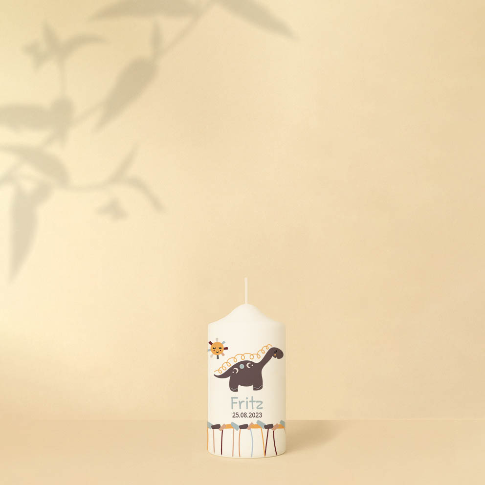 Taufkerze mit Dinosaurier, Sonne, Name, Datum und farbenfrohem Streifenmuster – personalisiert und in zwei Größen erhältlich.