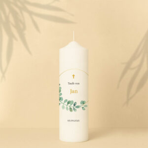 Taufkerze mit Reifen, Eukalyptus, Kreuz, ausgewähltem Namen und Datum – personalisiert und in zwei Größen erhältlich.