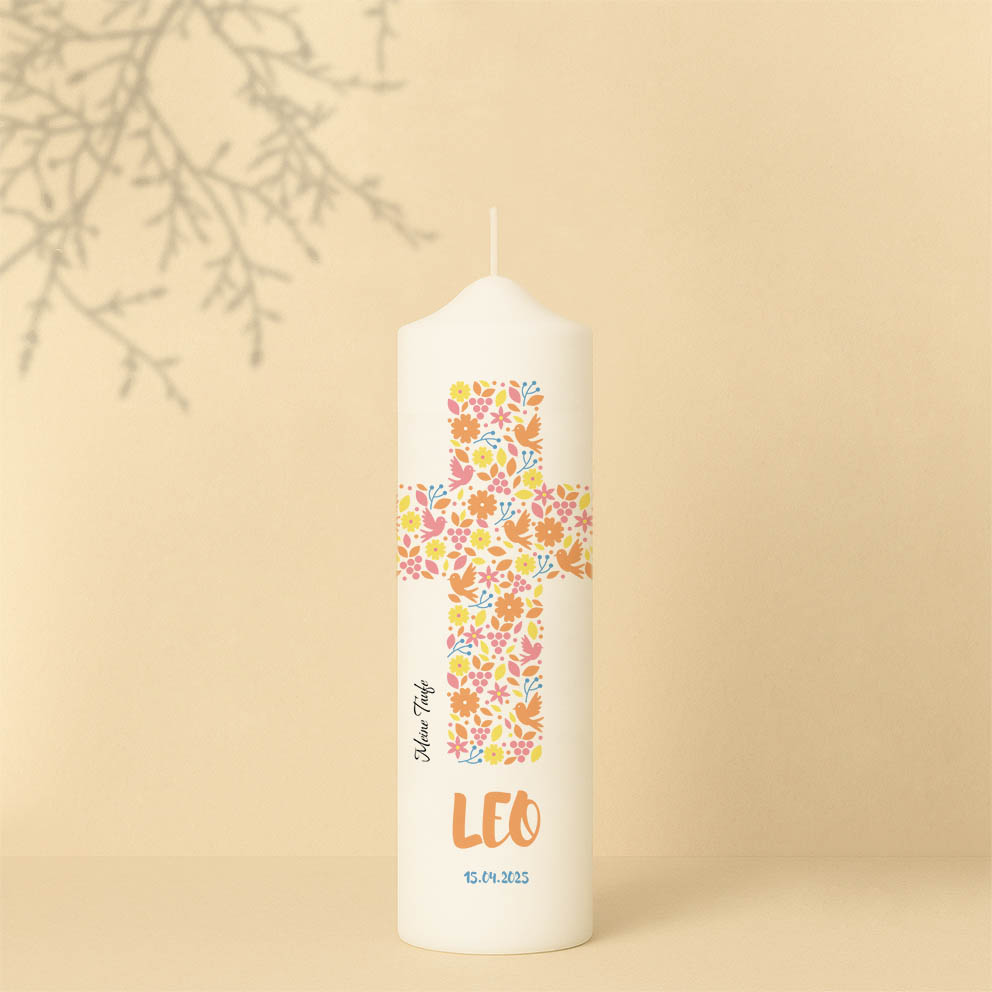 Taufkerze in Grün oder Orange mit Kreuz aus Blumen, Name, Text und Datum – personalisiert und in zwei Größen erhältlich.