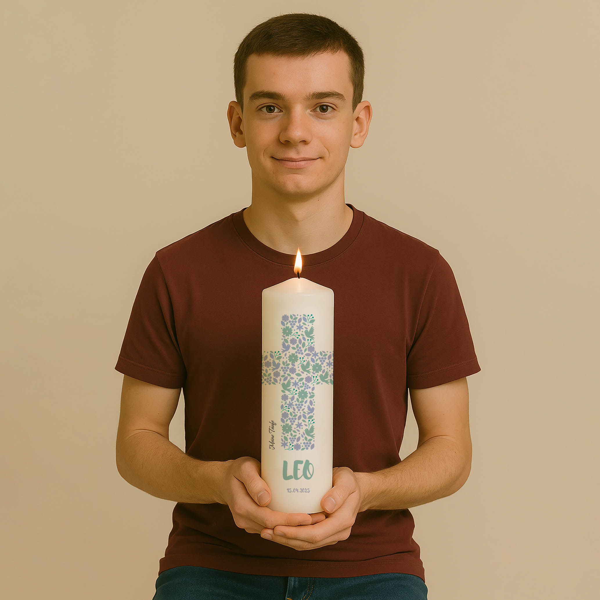 Taufkerze in Grün oder Orange mit Kreuz aus Blumen, Name, Text und Datum – personalisiert und in zwei Größen erhältlich.