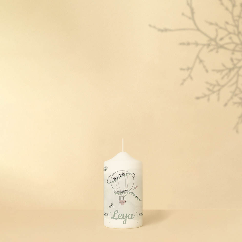 Taufkerze mit Heißluftballon, Wimpelkette, Name, Datum, Tiere und Blättermuster – personalisiert und in zwei Größen erhältlich.
