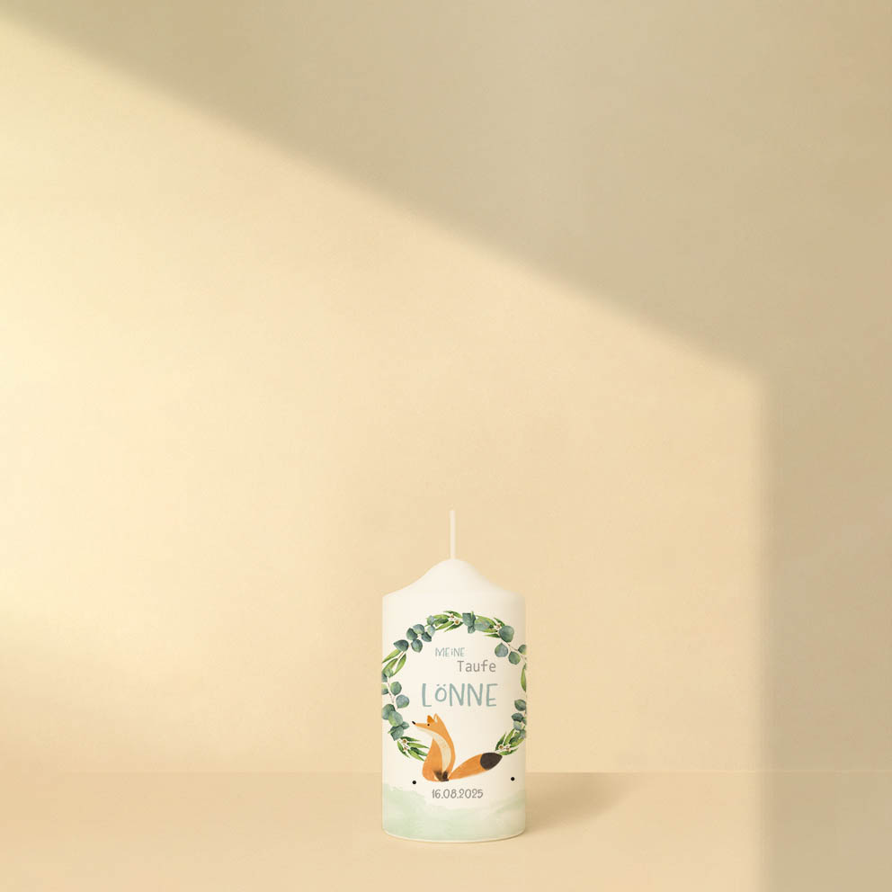 Taufkerze mit Blätterkranz, Fuchs, Name, Datum und Spruch – personalisiert und in zwei Größen erhältlich.
