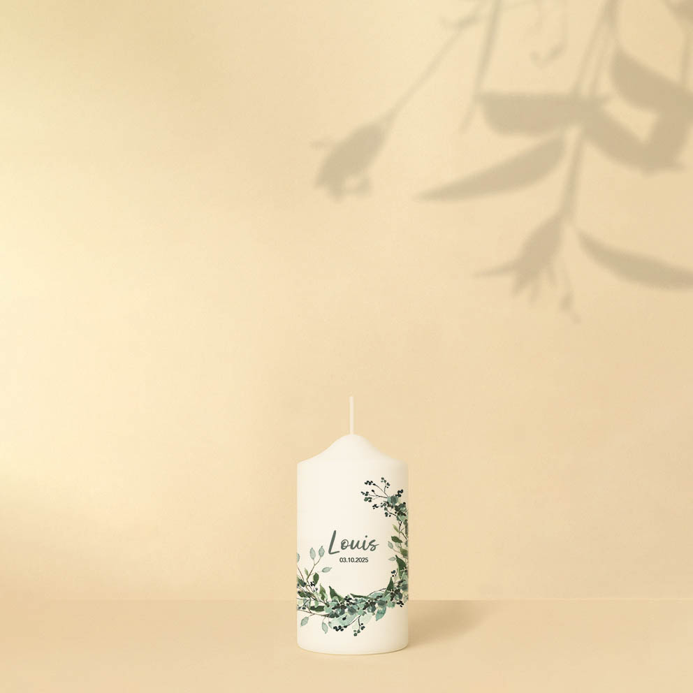 Taufkerze mit grünem Blätter-Halbkreis, Name und Datum – personalisiert und in zwei Größen erhältlich.