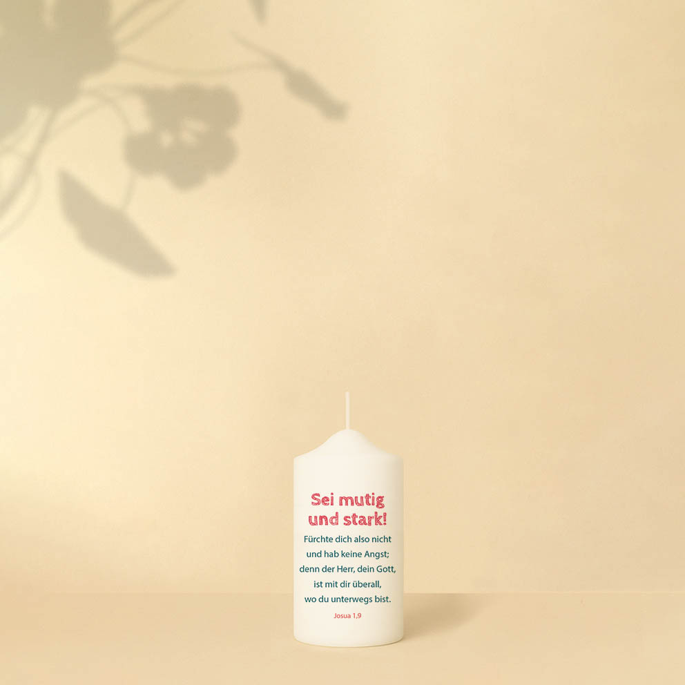 Taufkerze mit Kreuz aus bunten Fischen, Name, Datum und Bibelzitat – personalisiert und in zwei Größen erhältlich.