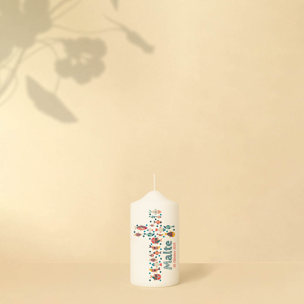 Taufkerze mit Kreuz aus bunten Fischen, Name, Datum und Bibelzitat – personalisiert und in zwei Größen erhältlich.