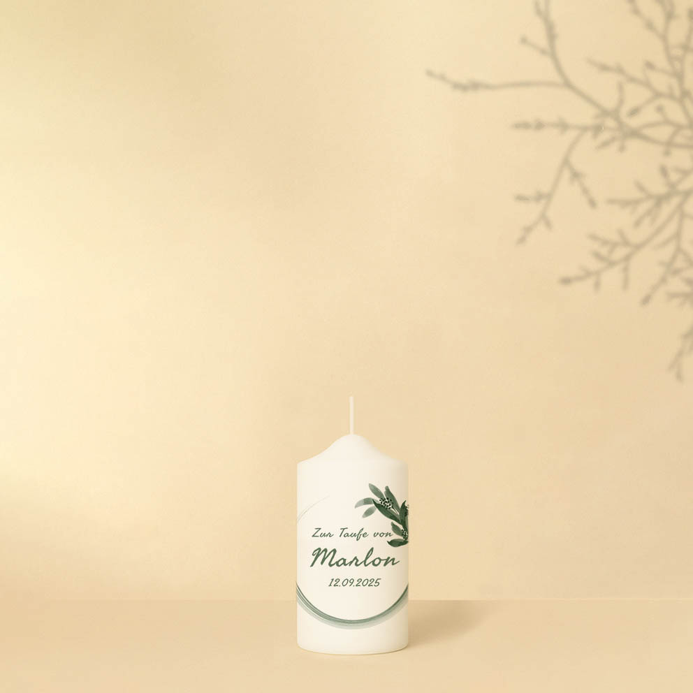 Taufkerze mit Blätter-Ring, Name, Datum, Text oben und Bibelzitat mit Zweig – personalisiert und in zwei Größen erhältlich.