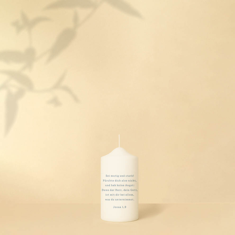 Taufkerze mit Kreuz aus sieben bunten Quadraten, Name und Bibelzitat – personalisiert und in zwei Größen erhältlich.