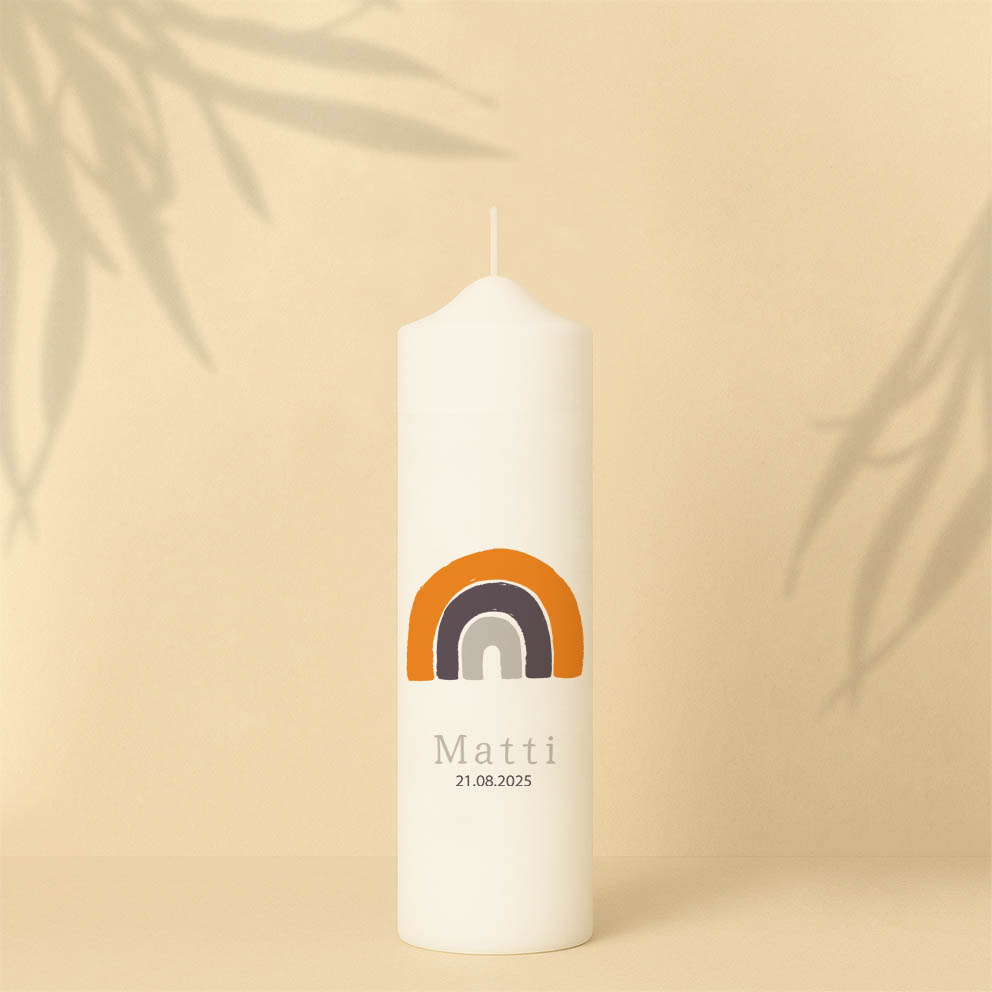 Taufkerze in Grün oder Grau mit Regenbogen, Name, Datum und Bibelzitat – personalisiert und in zwei Größen erhältlich.