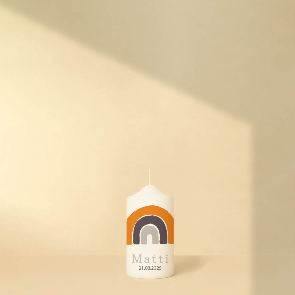 Taufkerze in Grün oder Grau mit Regenbogen, Name, Datum und Bibelzitat – personalisiert und in zwei Größen erhältlich.