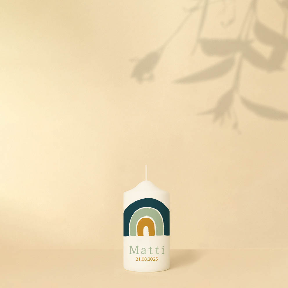 Taufkerze in Grün oder Grau mit Regenbogen, Name, Datum und Bibelzitat – personalisiert und in zwei Größen erhältlich.