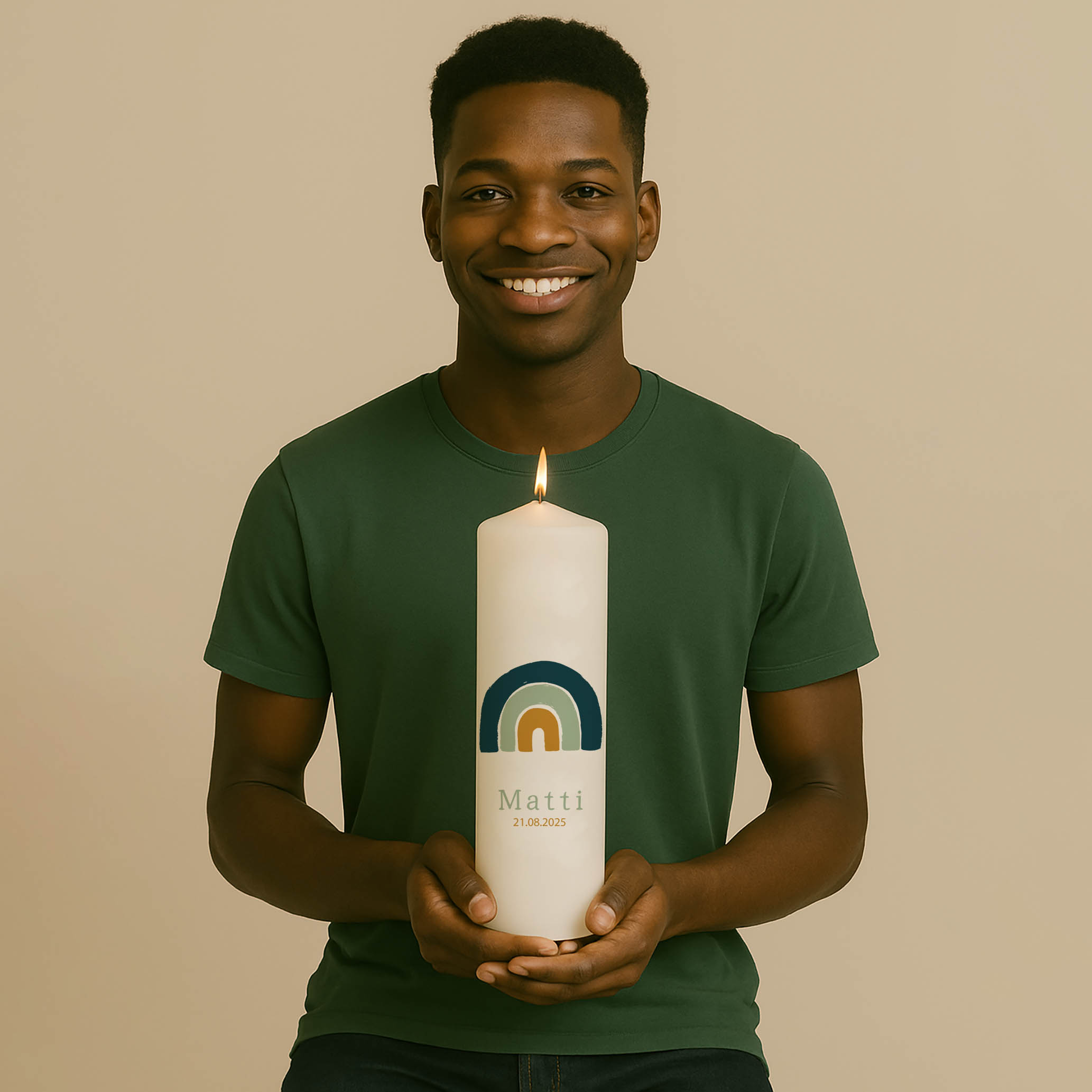 Taufkerze in Grün oder Grau mit Regenbogen, Name, Datum und Bibelzitat – personalisiert und in zwei Größen erhältlich.