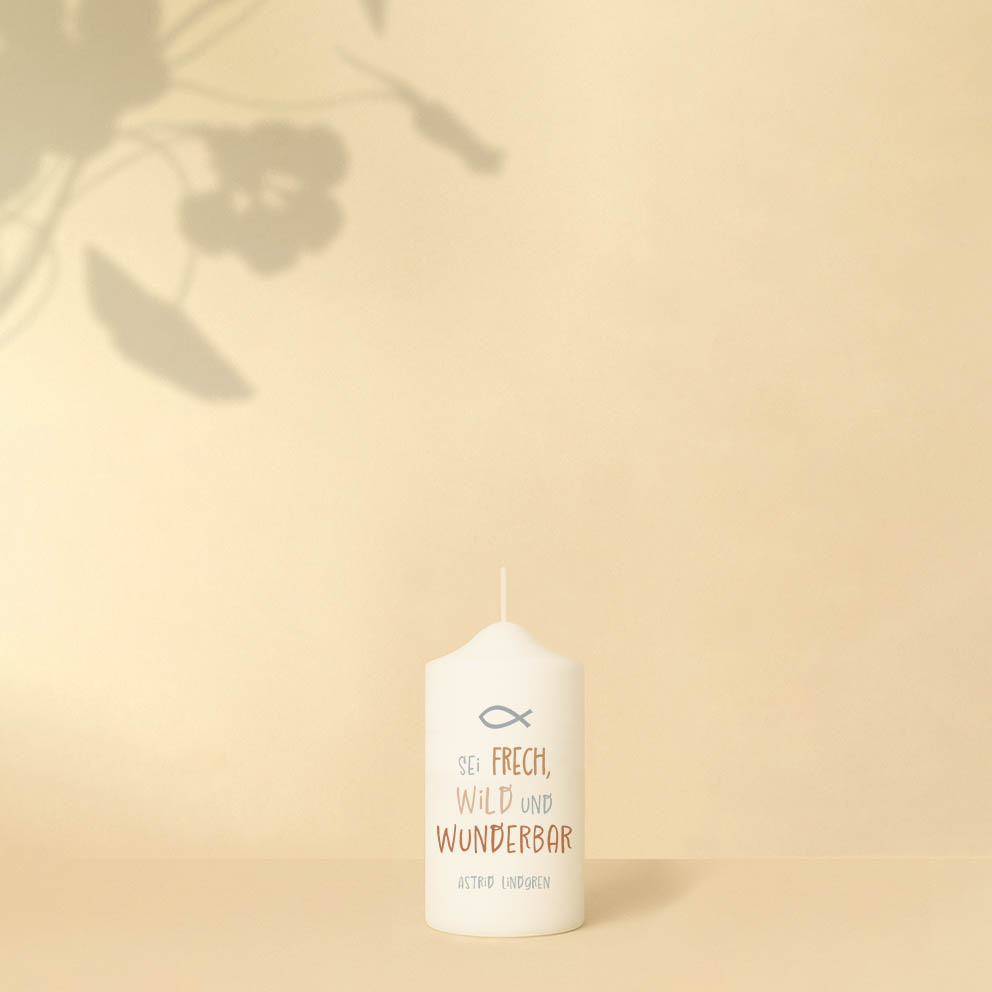 Taufkerze in Blau oder Lila mit Arche Noah, Kreuz, Name, Fisch, Datum und Spruch – personalisiert und in zwei Größen erhältlich.