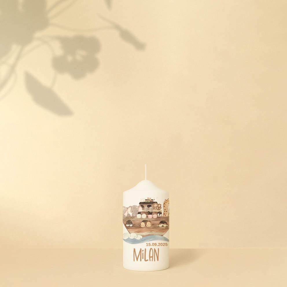 Taufkerze in Blau oder Lila mit Arche Noah, Kreuz, Name, Fisch, Datum und Spruch – personalisiert und in zwei Größen erhältlich.