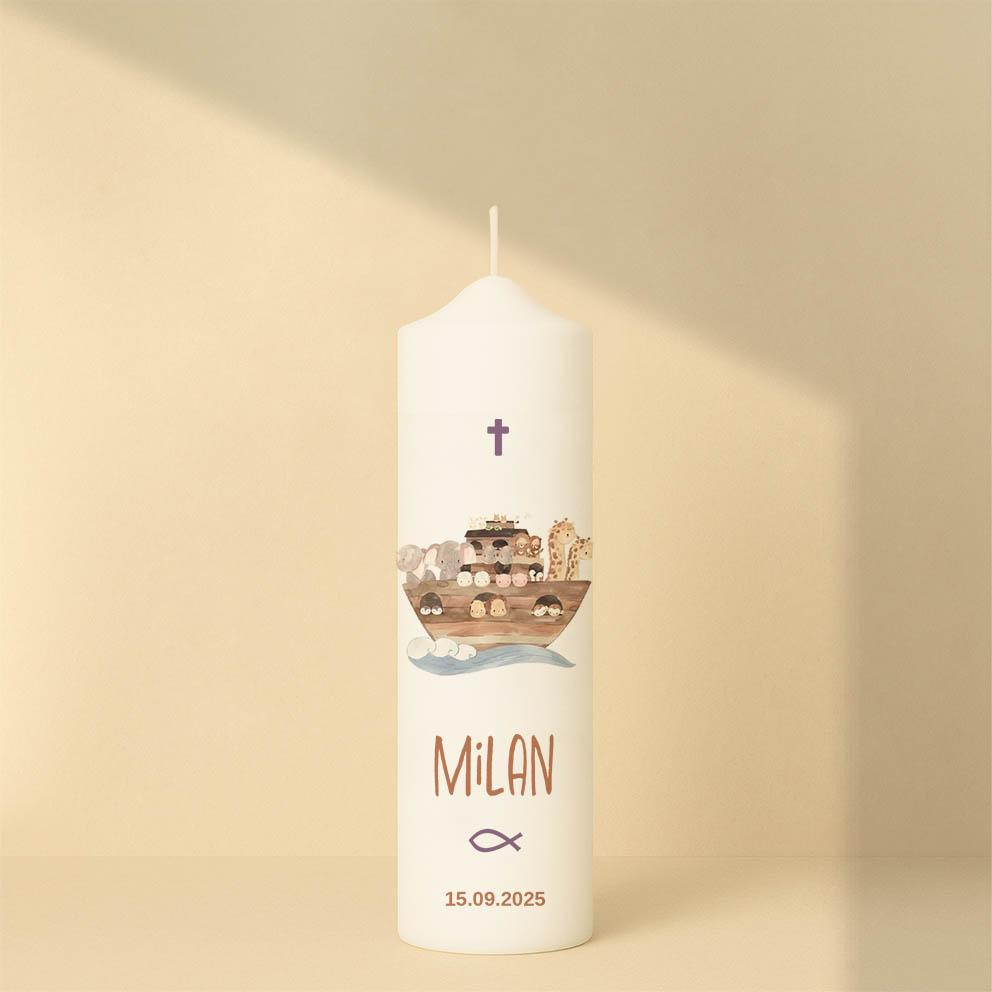 Taufkerze in Blau oder Lila mit Arche Noah, Kreuz, Name, Fisch, Datum und Spruch – personalisiert und in zwei Größen erhältlich.