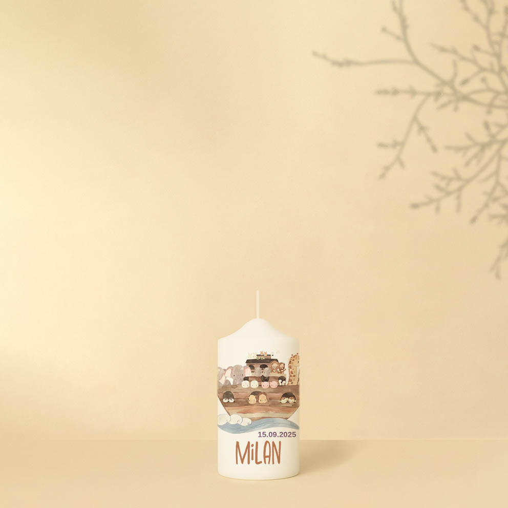 Taufkerze in Blau oder Lila mit Arche Noah, Kreuz, Name, Fisch, Datum und Spruch – personalisiert und in zwei Größen erhältlich.