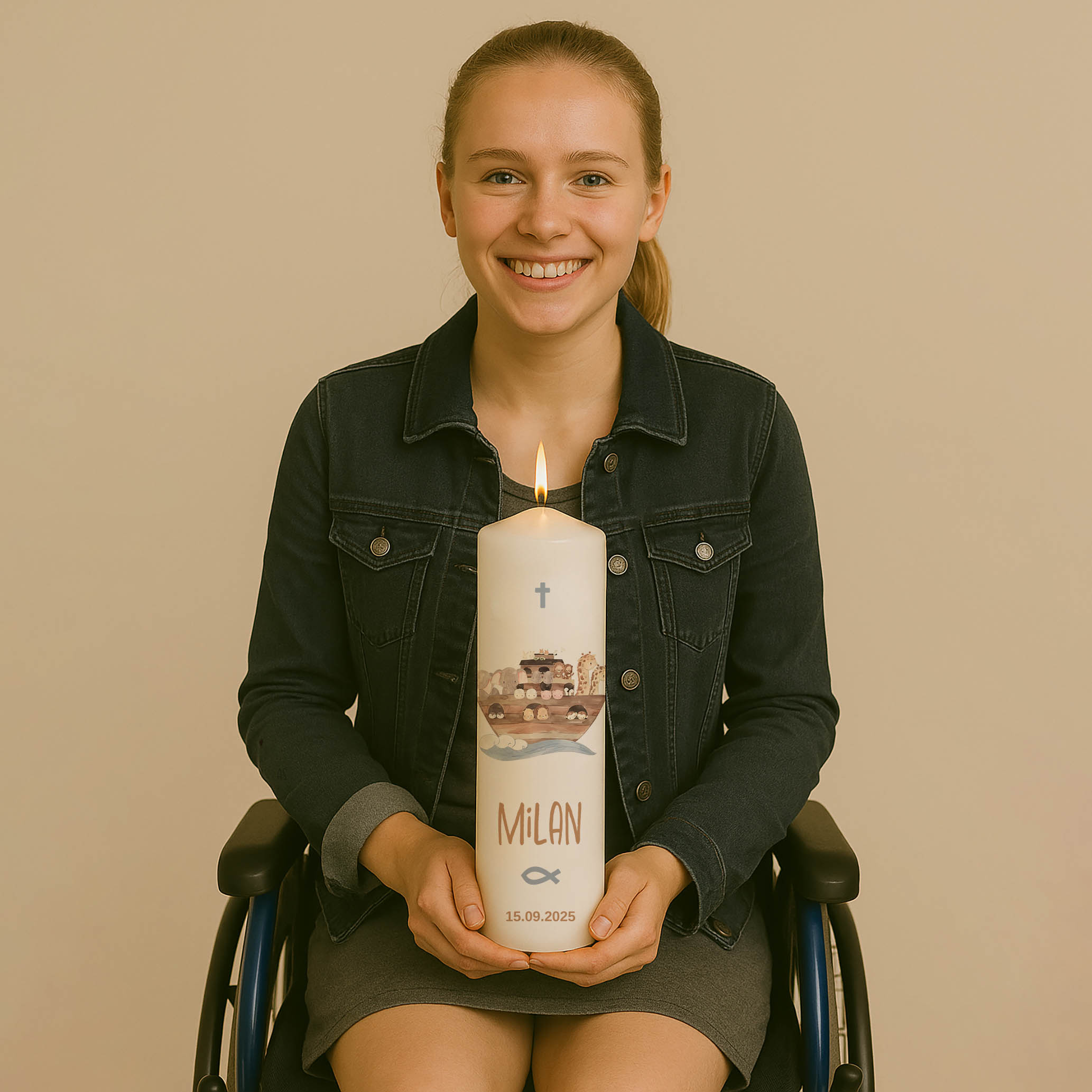 Taufkerze in Blau oder Lila mit Arche Noah, Kreuz, Name, Fisch, Datum und Spruch – personalisiert und in zwei Größen erhältlich.