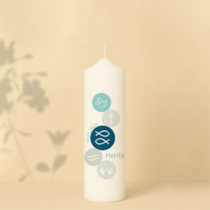 Taufkerze in Blau, Bunt oder Grün mit Kreisen, christlichen Symbolen, Name, Datum und Spruch – personalisiert und nur in Groß erhältlich.