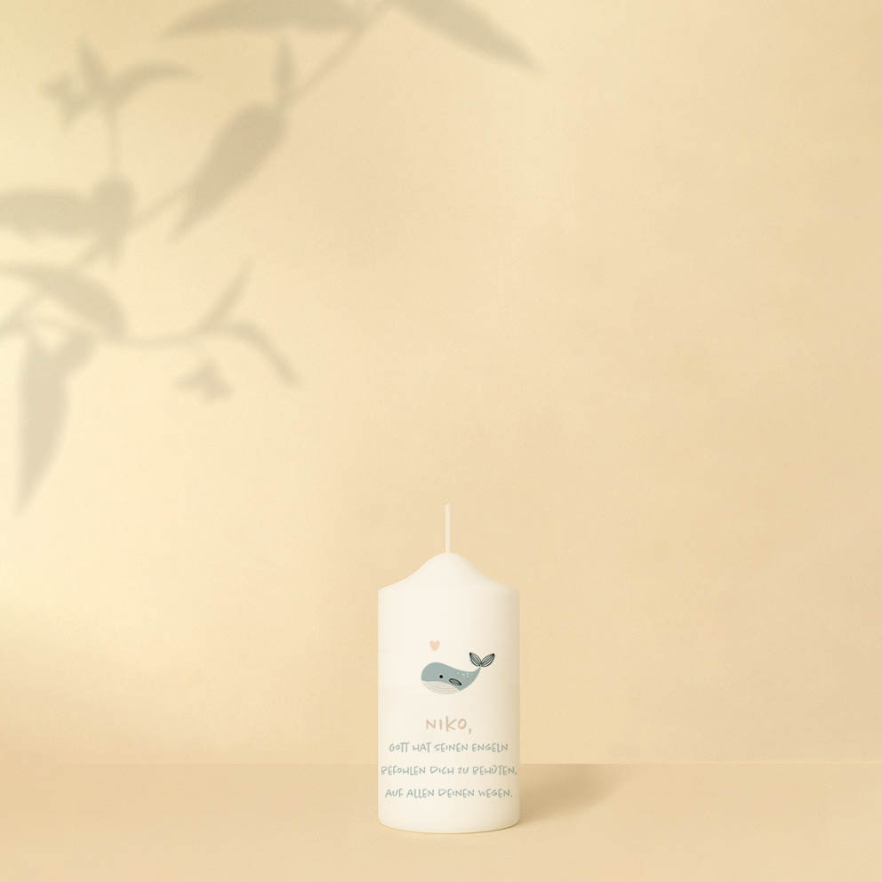 Taufkerze mit Wal, der bunte Wassertropfen spritzt, Name, Datum und Spruch personalisiert und in zwei Größen erhältlich.