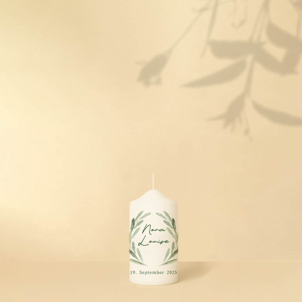 Taufkerze mit Kranz aus Lorbeerblättern, Name und Datum – personalisiert und in zwei Größen erhältlich.
