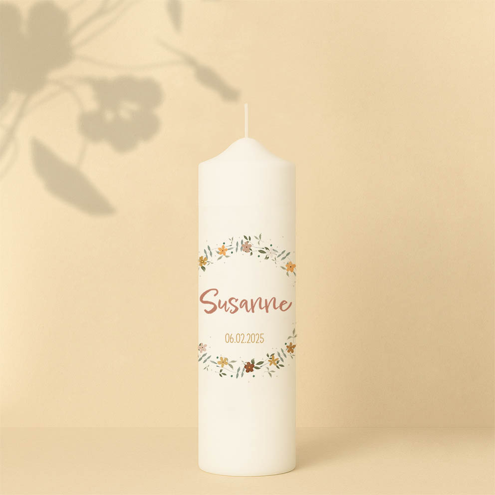 Taufkerze mit Blumenkranz, Kreuz, Gans, Name, Datum und Bibelzitat – Personalisiert und in zwei Größen erhältlich.