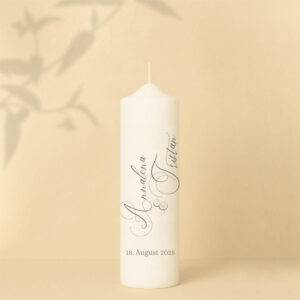 Personalisierte Hochzeitskerze in elegantem Weiß mit geschwungenen Namen und Datum – schlicht, stilvoll und zeitlos romantisch.
