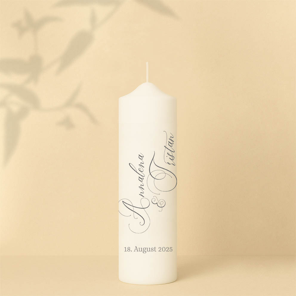 Personalisierte Hochzeitskerze in elegantem Weiß mit geschwungenen Namen und Datum – schlicht, stilvoll und zeitlos romantisch.