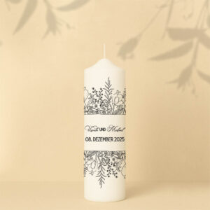 Personalisierte Hochzeitskerze mit floralen Ornamenten in Schwarz-Weiß – edles Design für moderne, stilbewusste Paare.