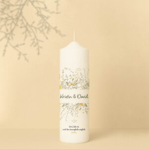 Personalisierte Hochzeitskerze mit zarten Wiesenblumen in Gelb und Grün – natürliches Design, das Liebe und Lebensfreude symbolisiert.