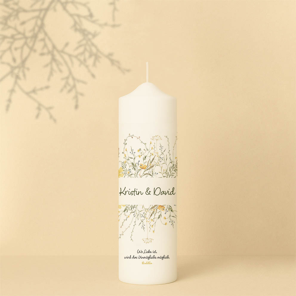 Personalisierte Hochzeitskerze mit zarten Wiesenblumen in Gelb und Grün – natürliches Design, das Liebe und Lebensfreude symbolisiert.