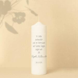 Personalisierte Hochzeitskerze mit feiner Typografie und Segensspruch – puristisches, christlich inspiriertes Design voller Verbundenheit.