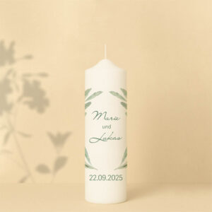 Personalisierte Hochzeitskerze mit feinen Olivenzweigen in Grün – natürliches, elegantes Design für eine mediterrane Hochzeitsstimmung.