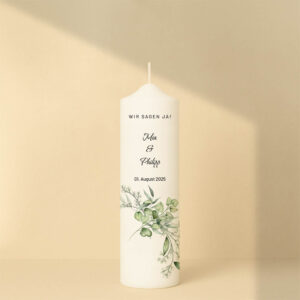 Personalisierte Hochzeitskerze mit schlichter Typografie und zarten Eukalyptuszweigen – minimalistisch, edel und zeitlos schön.