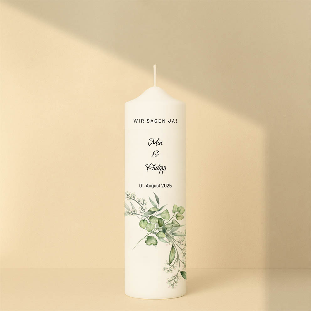 Personalisierte Hochzeitskerze mit schlichter Typografie und zarten Eukalyptuszweigen – minimalistisch, edel und zeitlos schön.