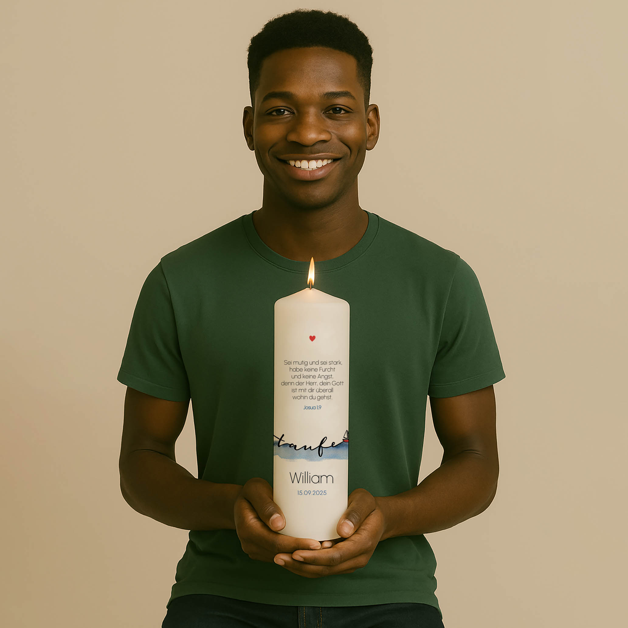 Taufkerze mit Schiff auf Wasser, Bibelzitat, Herz, Name und Datum– Personalisiert und in zwei Größen erhältlich.