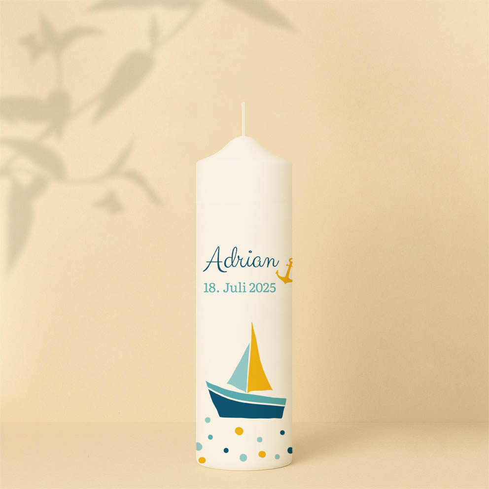 Taufkerze mit buntem Schiff, Flecken, Name und Datum – Personalisiert und in zwei Größen erhältlich.