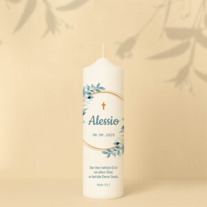 Taufkerze in Blau oder Rosa mit Namen, Datum, Kreuz und Bibelzitat — personalisiert und in zwei Größen erhältlich.
