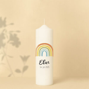 Taufkerze mit buntem Regenbogen, Namen, Datum, Kreuz und Bibelzitat – personalisiert und in zwei Größen erhältlich.