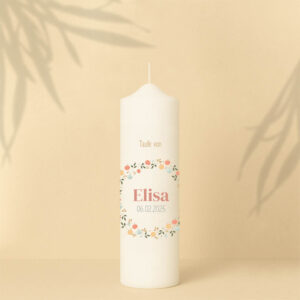 Taufkerze mit buntem Blumenring, Namen, Datum und Text – personalisiert und in zwei Größen erhältlich.