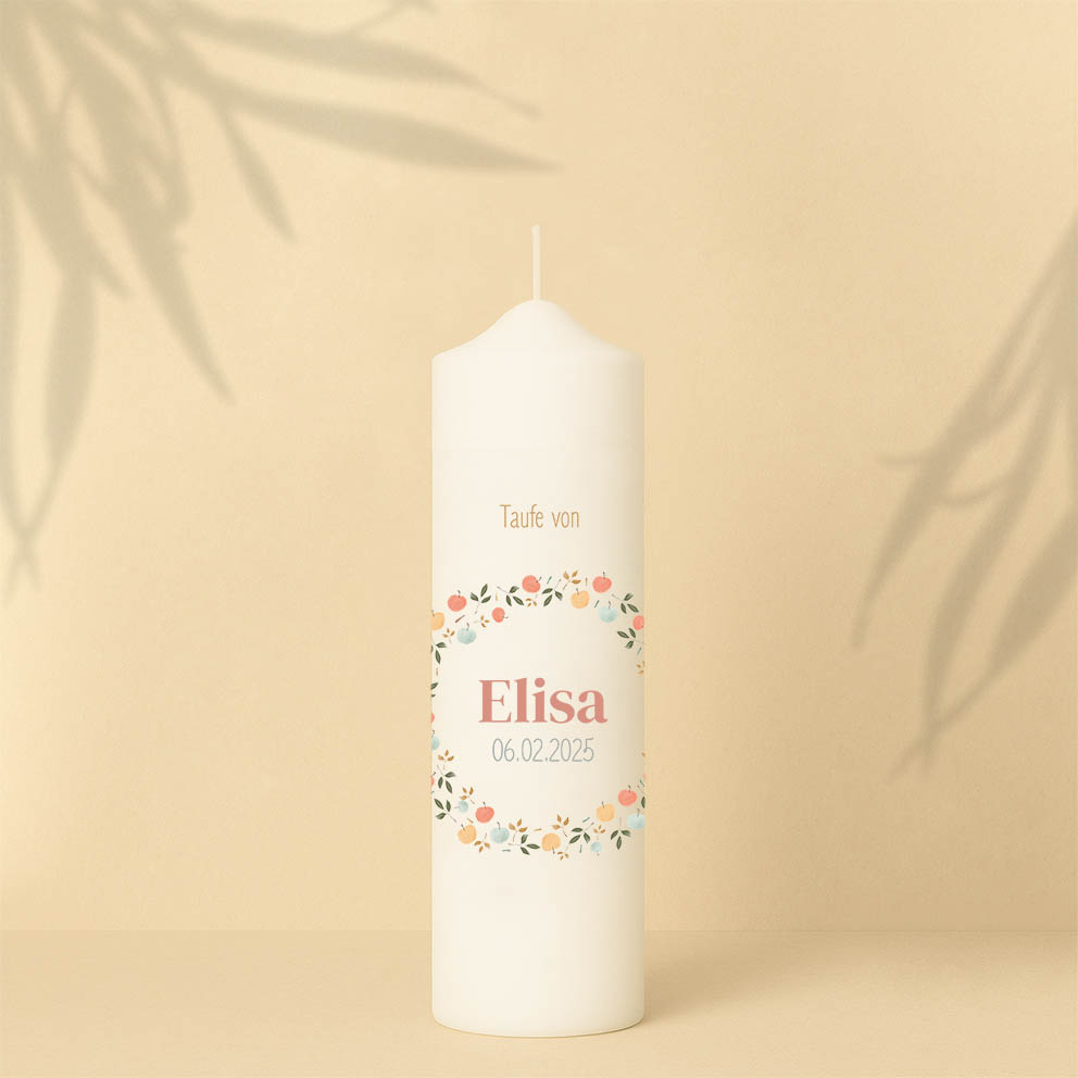 Taufkerze mit buntem Blumenring, Namen, Datum und Text – personalisiert und in zwei Größen erhältlich.
