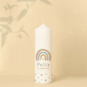 Taufkerze mit Regenbogen, Kreuz, Name, Datum, Blattmuster und Bibelzitat mit Gans – personalisiert und in zwei Größen erhältlich.