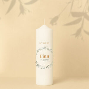 Taufkerze mit Blattring, Namen, Datum und Text oberhalb der Illustration – personalisiert und in zwei Größen erhältlich.