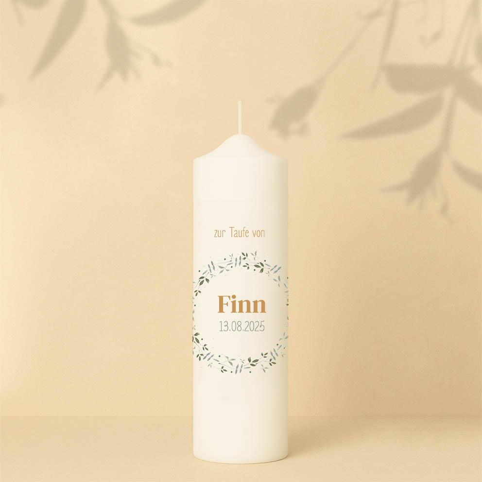 Taufkerze mit Blattring, Namen, Datum und Text oberhalb der Illustration – personalisiert und in zwei Größen erhältlich.