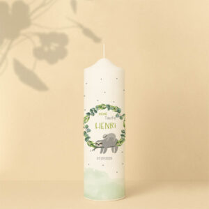 Taufkerze mit grünem Blätterkranz, zwei Faultieren, Text, Name und Datum – personalisiert und in zwei Größen erhältlich.