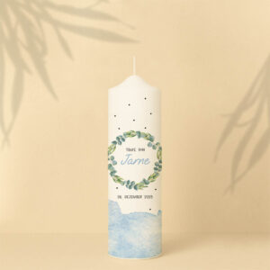 Taufkerze mit Blätterkranz, Name, Text und Datum, blauer Aquarell-Fleck – personalisiert und in zwei Größen erhältlich.