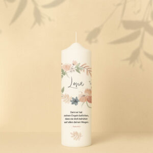 Taufkerze mit Blumenkranz, Namen, Bibelzitat und hellem Blätterzweig – personalisiert und in zwei Größen erhältlich.