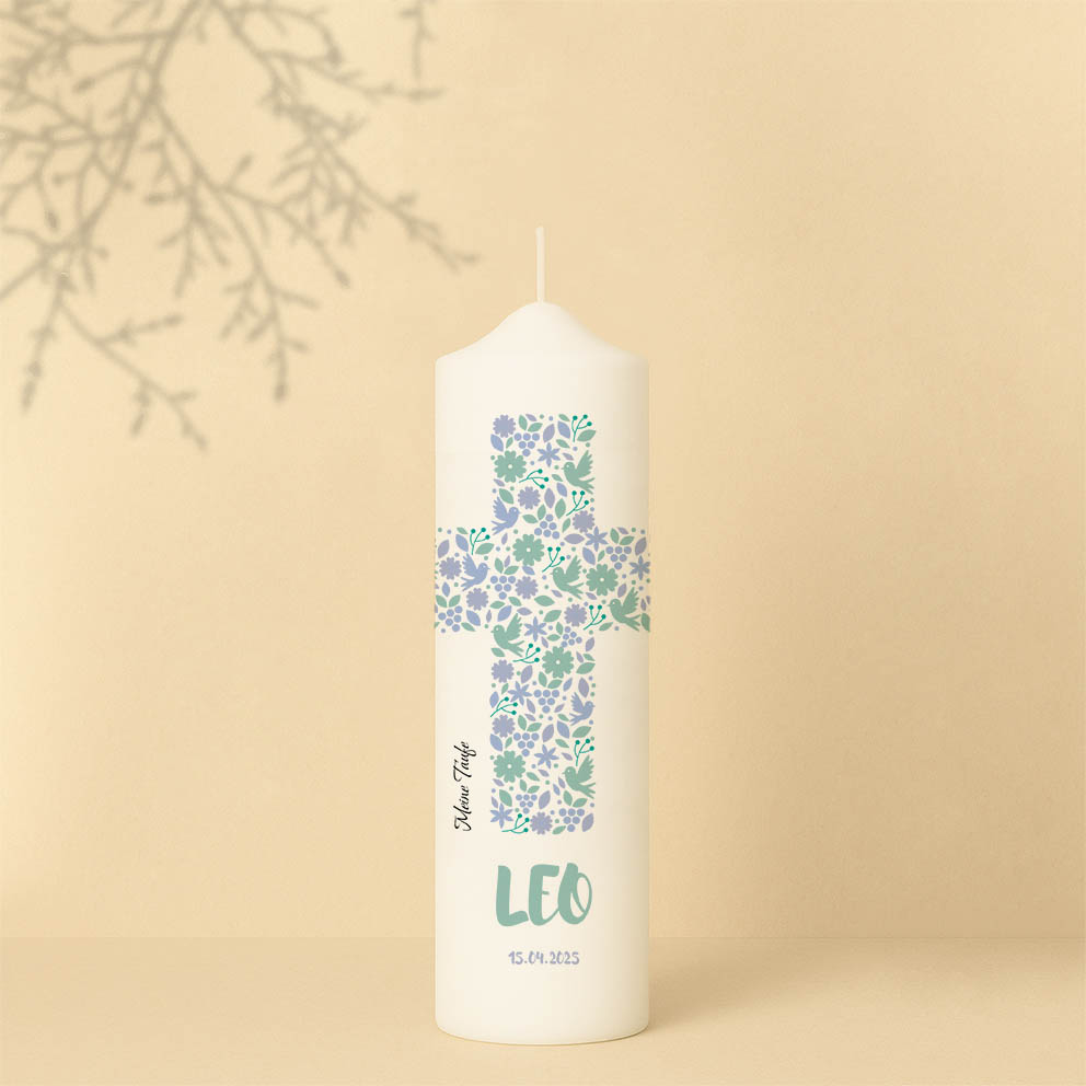 Taufkerze in Grün oder Orange mit Kreuz aus Blumen, Name, Text und Datum – personalisiert und in zwei Größen erhältlich.